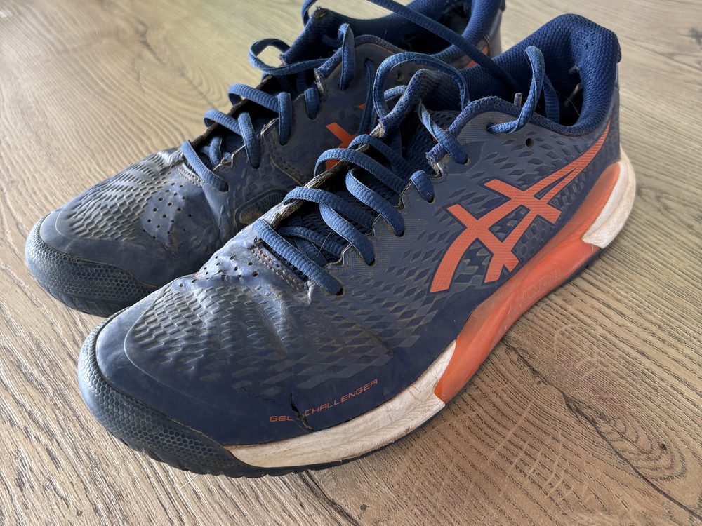Asics Gel-Challenger azules deslavadas, con la entresuela sucia, antes del lavado