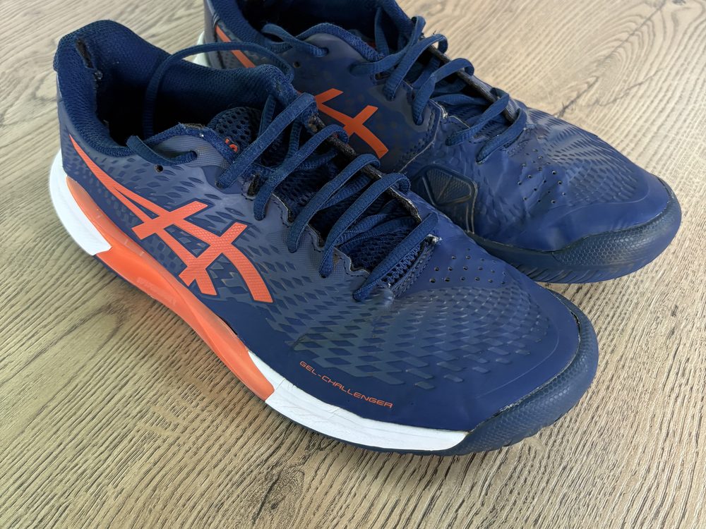Las mismas Asics Gel-Challenger después del lavado, con el azul y el naranja recuperados y la entresuela blanca