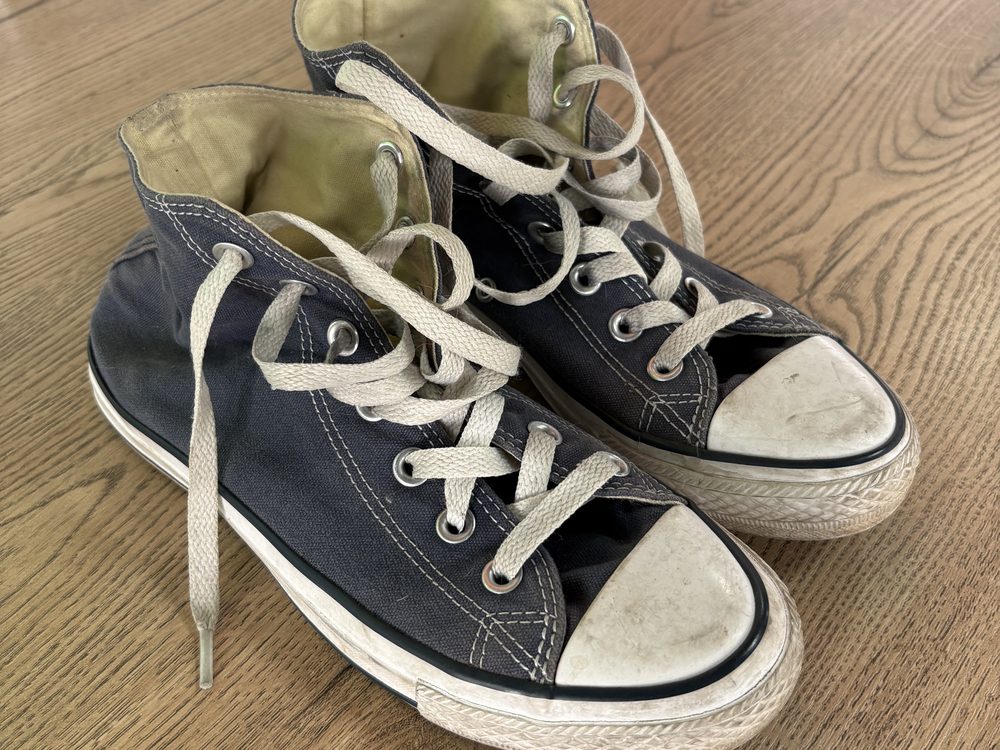 Converse Chuck Taylor azules con la puntera sucia y la lengüeta amarillenta, antes del lavado