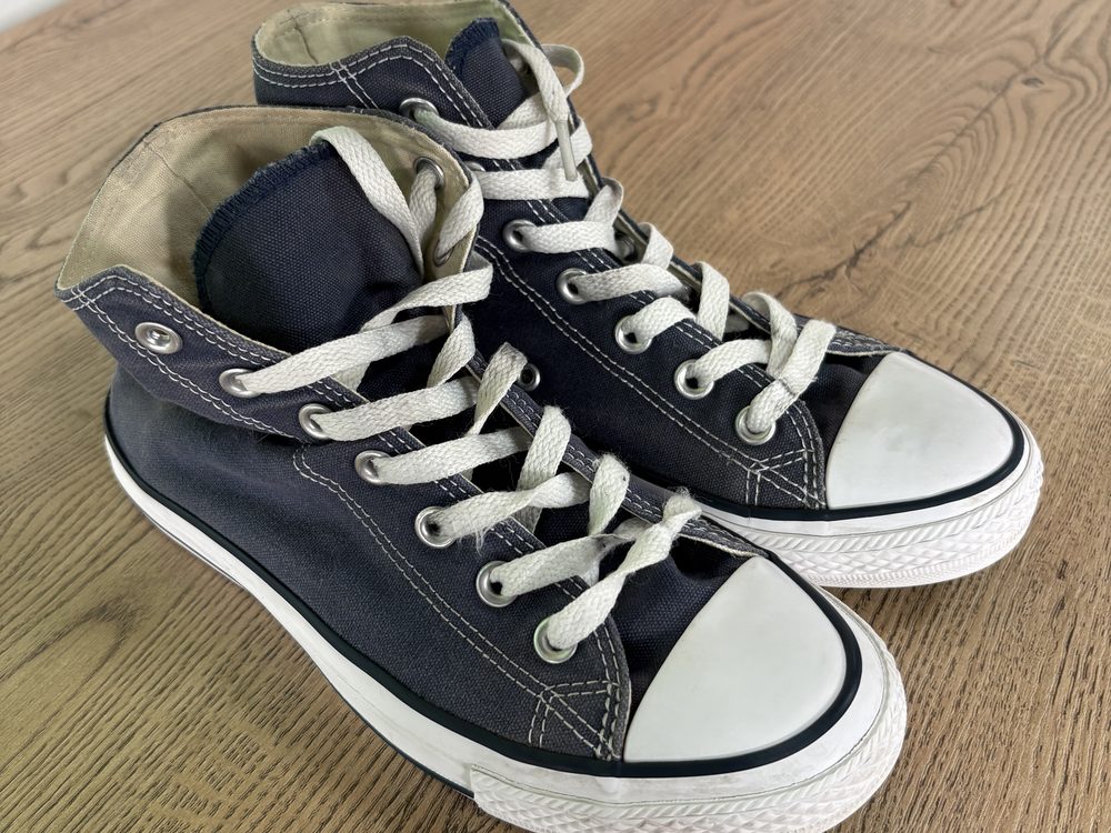 Las mismas Converse Chuck Taylor después del lavado, con la puntera blanca y la suela limpia