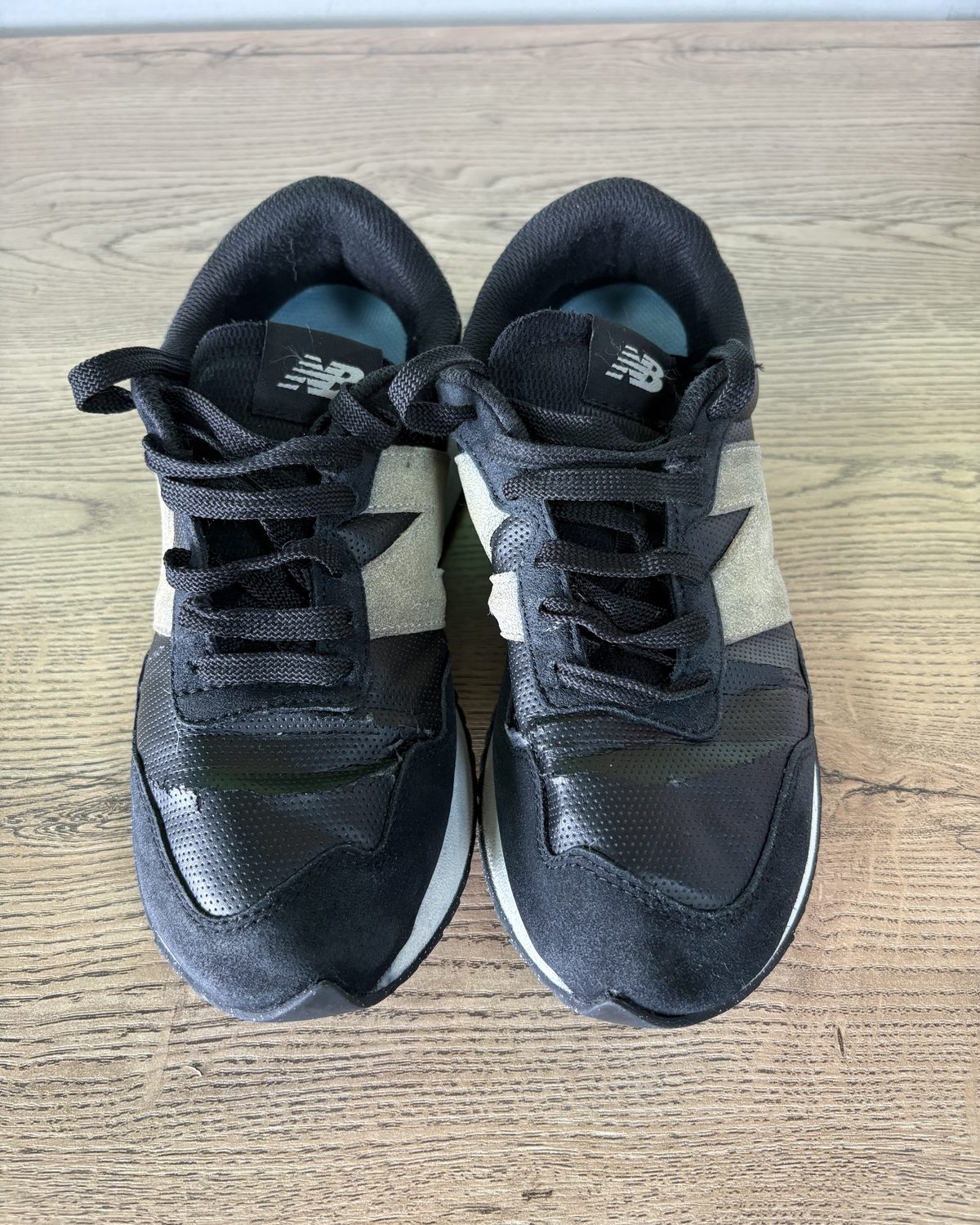 Las mismas New Balance 237 después del lavado, con la gamuza negra recuperada y la entresuela blanca