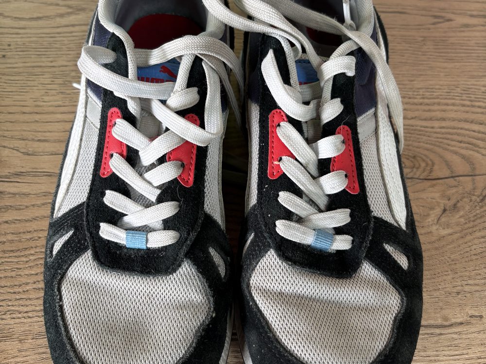 Puma de running vistas de frente, con la malla gris opaca y los cordones amarillentos, antes del lavado