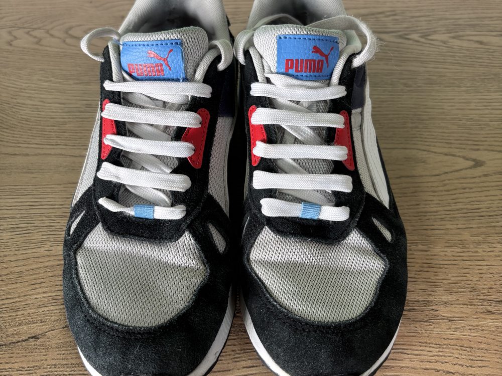 Las mismas Puma después del lavado, con la malla clara, los cordones blancos y el rojo y el azul vivos