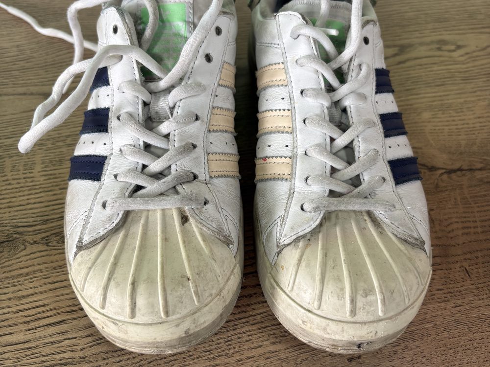 adidas Superstar con la puntera de concha amarillenta y rayada, antes del lavado