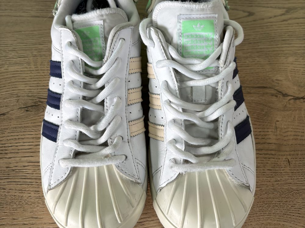 Las mismas adidas Superstar después del lavado, con la puntera de concha blanca