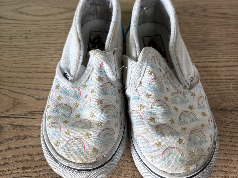 Vans slip-on infantiles de lona estampada, con el forro y la lona sucios, antes del lavado