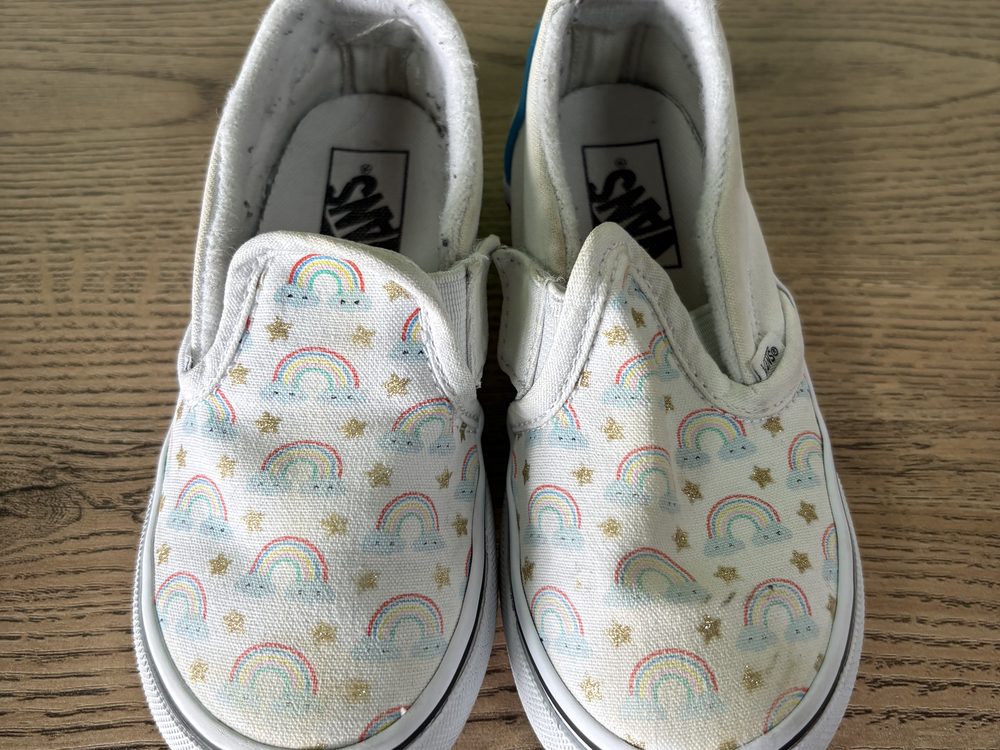 Las mismas Vans slip-on infantiles después del lavado, con la lona blanca y el estampado nítido